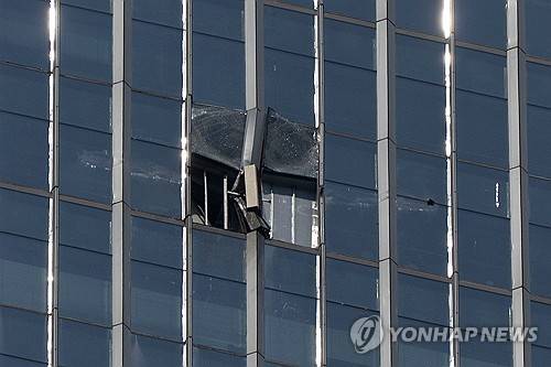 중국 베이징 최고층 빌딩에 경비행기 충돌 [AP=연합뉴스. 재판매 및 DB 금지]
