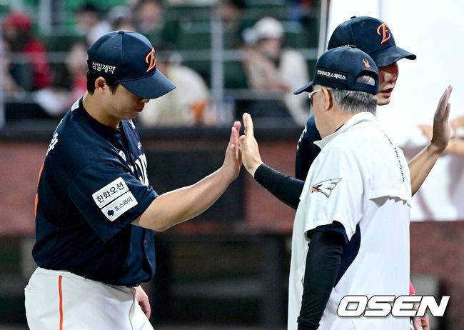 [OSEN=인천, 최규한 기자] 프로야구 한화 이글스가 화끈한 타격을 앞세워 2연패에서 탈출했다.&nbsp;한화는 26일 인천 SSG랜더스필드에서 열린 ‘2026 신한은행 SOL Bank KBO리그’ SSG 랜더스와의 경기에서 9-2로 승리했다. 이날 승리로 한화는 2연패를 끊었다.&nbsp; 경기를 마치고 승리한 한화 김경문 감독과 노시환이 하이파이브를 나누고 있다. 2026.06.26 / dreamer@osen.co.kr