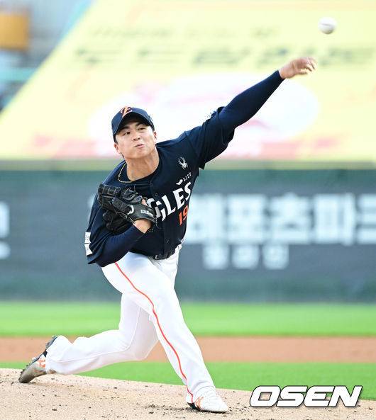 [OSEN=인천, 최규한 기자] 26일 인천 SSG랜더스필드에서 ‘2026 신한 SOL Bank KBO리그’ SSG 랜더스와 한화 이글스의 경기가 열렸다.홈팀 SSG는 토마스 해치, 방문팀 한화는 왕옌청을 선발로 내세웠다.1회말 한화 선발 왕옌청이 힘차게 공을 뿌리고 있다. 2026.06.26 / dreamer@osen.co.kr
