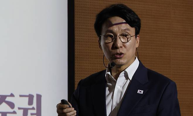 김민석 국무총리가 지난 26일 광주광역시 김대중컨벤션센터에서 김대중정치학교 주최로 열린 '청년리더십학교 워크숍'에서 '청년 정치인을 위한 DJ 정치론'을 주제로 특강하던 중 당원주권에 대해 발언하고 있다. 연합뉴스