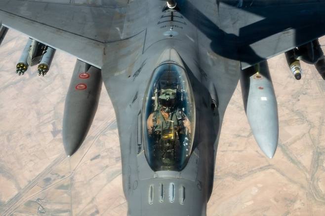 미 중부사령부(CENTCOM)는 26일(현지시간) F-16 전투기들이 중동 상공에서 초계비행을 수행하고 있다고 밝혔다. 사령부는 미군이 중동 전역에서 전력을 유지한 채 경계태세를 이어가고 있다고 설명했다. 2026.6.26 미 중부사령부 엑스