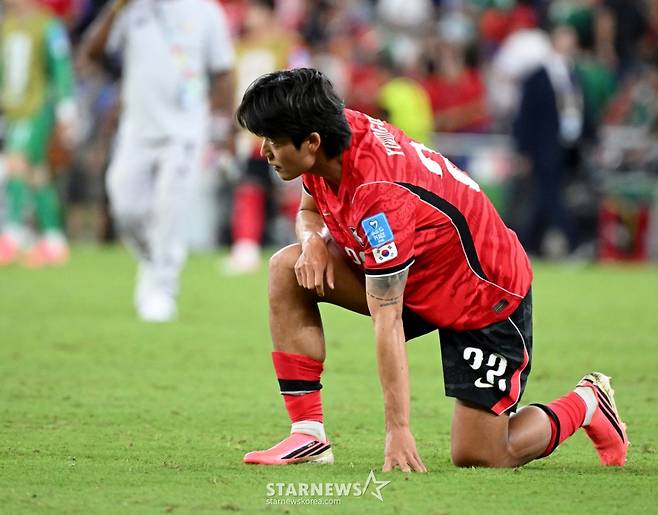 2026 북중미월드컵 A조 3차예선 대한민국 대 남아공 경기가 25일(한국시간) 멕시코 몬테레이 에스타디오 BBVA에서 열렸다.  후반전  선제골을 허용하며 남아공에 0-1로 패해 조3위에 머문  대표팀. 설영우가 한쪽 무릎을 꿇고 있다. /사진=김진경 대기자