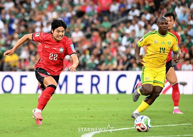 2026 북중미월드컵 A조 3차예선 대한민국 대 남아공 경기가 25일(한국시간) 멕시코 몬테레이 에스타디오 BBVA에서 열렸다.설영우가 전반전 상대 골문을 향해 쇄도하고 있다. /사진=김진경 대기자
