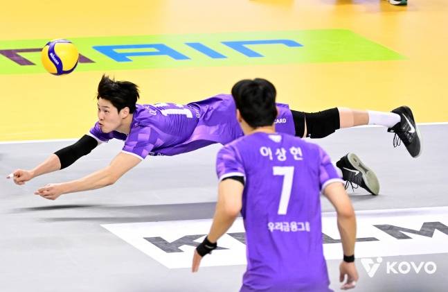 우리카드 이시몬이 리시브를 위해 몸을 날리고 있다. /사진=KOVO 제공