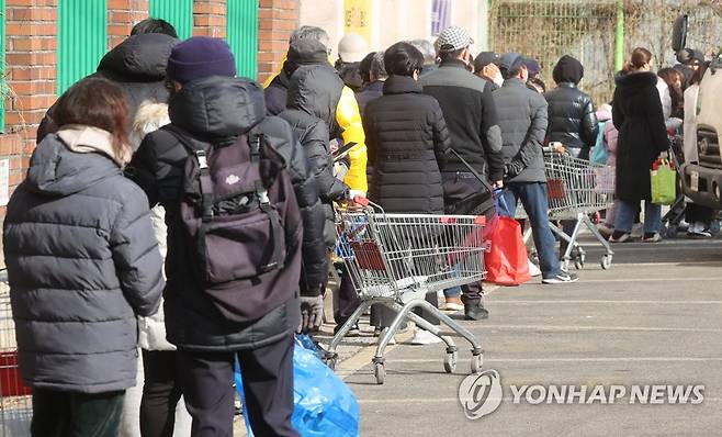 영외 군 마트 개점 기다리는 방문객들 [연합뉴스 자료사진. 본 기사와 관련 없음]