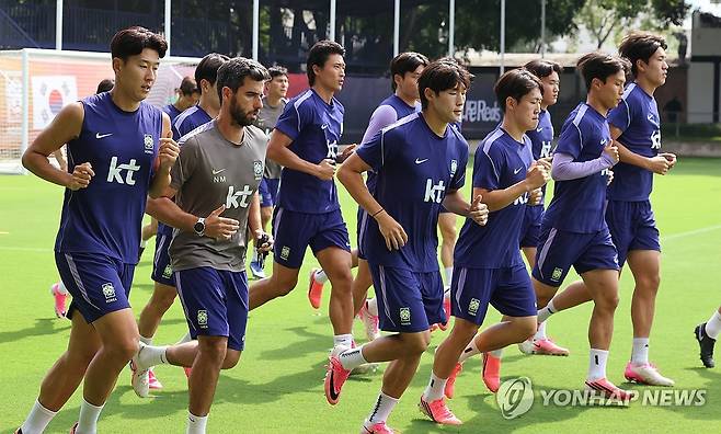 다시 뛰는 한국 선수들 (사포판[멕시코 할리스코주]=연합뉴스) 최재구 기자 = 2026 북중미 월드컵 A조 조별리그 3차전에서 남아공에 패해 32강 합류를 위해 다른 조의 결과를 기다리고 있는 한국 축구국가대표팀이 25일(현지시간) 팀 베이스캠프인 멕시코 과달라하라로 돌아와 사포판 치바스 바예 베르데에서 회복훈련을 했다. 주장 손흥민을 비롯한 선수들이 러닝으로 몸을 풀고 있다. 2026.6.26 jjaeck9@yna.co.kr