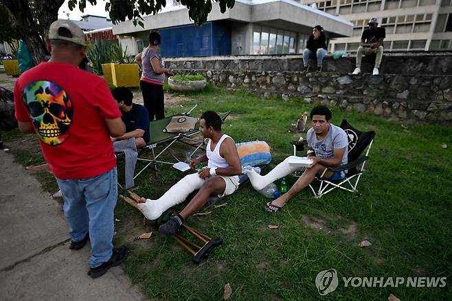 지진에 부상당한 베네수엘라 시민들 [AFP=연합뉴스. 재판매 및 DB 금지]