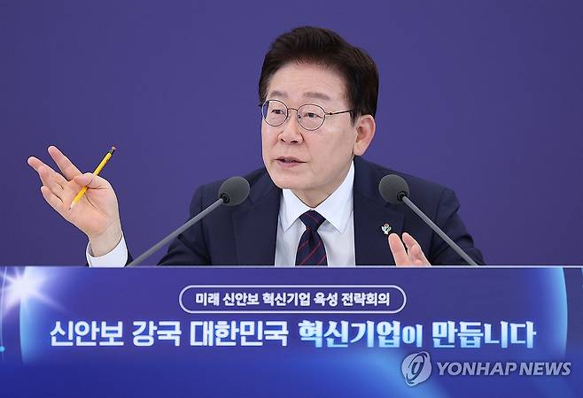 발언하는 이재명 대통령 (서울=연합뉴스) 한상균 기자 = 이재명 대통령이 26일 청와대에서 열린 '미래신안보 혁신기업 육성전략' 회의에서 발언하고 있다. 2026.6.26 [청와대통신사진기자단] xyz@yna.co.kr