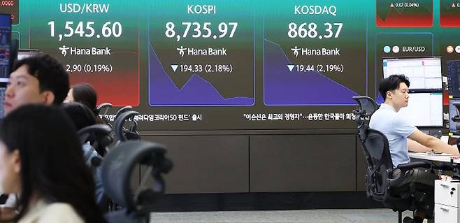 6월 국내 증시는 사상 유례없는 급등락을 반복하며 투자자들의 불안감을 키웠다. 사진은 지난 26일 서울 중구 하나은행 딜링룸 현황판에 코스피 등이 표시되고 있는 모습. /연합뉴스