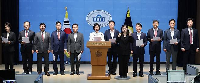 이인선 의원을 비롯한 대구-경북지역 국민의힘 의원들이 25일 국회에서 광주·전남권 제2국가 반도체 클러스터 조성 계획과 관련한 기자회견을 하고 있다. 연합뉴스