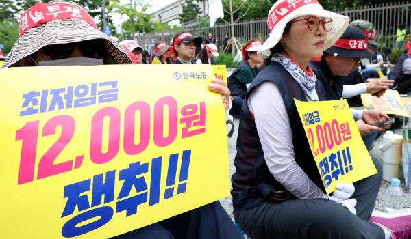 한국노동조합총연맹 조합원들이 지난 25일 세종시 정부세종청사 최저임금위원회 앞에서 최저임금 인상을 촉구하는 결의대회를 열고 2027년도 최저임금을 16.3% 인상된 1만 2000원을 요구하고 있다. 뉴스1