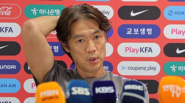 남아프리카공화국과 2026 북중미 월드컵 A조 조별리그 3차전을 치른 뒤 취재진 질문에 답하는 한국 축구 국가대표팀 홍명보 감독 [사진=연합뉴스]