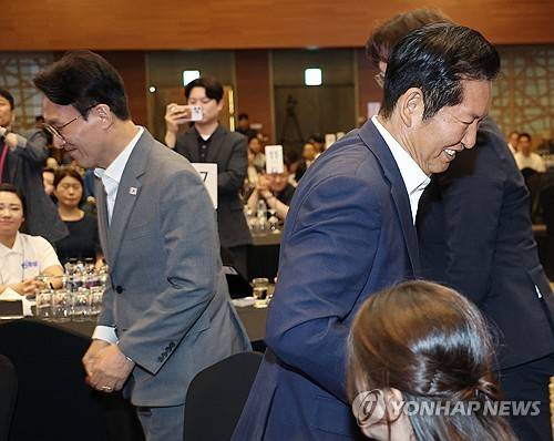 청년 당선인 워크숍 참석한 김민석 총리-정청래 전 대표(경기 광주=연합뉴스) 홍기원 기자 = 28일 경기 광주시 곤지암리조트에서 민주당 청년 당선인 워크숍이 열린 가운데 축사를 마친 김민석 국무총리와 축사를 위해 단상으로 향하는 정청래 전 대표가 각자 이동하고 있다. 2026.6.28 [공동취재] xanadu@yna.co.kr