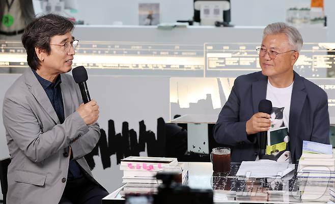 유시민 작가가 25일 서울 강남구 코엑스에서 열린 서울국제도서전 ‘돌베개·평산책방’ 부스에서 문재인 전 대통령과 북토크를 하고 있다. 2026.6.25 ⓒ 뉴스1 김진환 기자