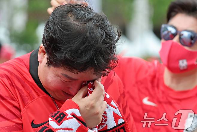 축구 국가대표팀 공식 서포터즈 붉은악마가 25일 서울 종로구 광화문광장에서 열린 2026 국제축구연맹(FIFA) 북중미월드컵 A조 조별리그 3차전 대한민국과 남아프리카공화국의 경기 거리응원에서 0-1로 패하자 눈물을 흘리고 있다. 2026.6.25 ⓒ 뉴스1 오대일 기자