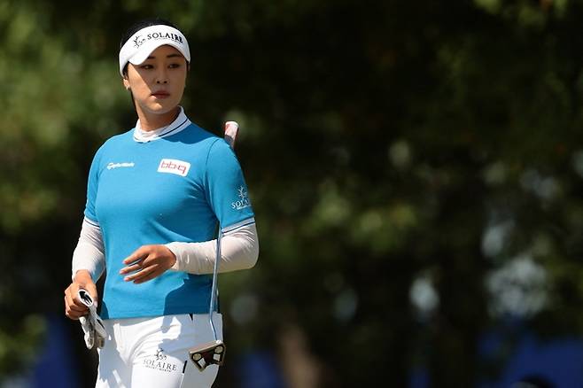 윤이나가 28일 열린 LPGA 투어 KPMG 위민스 PGA 챔피언십 3라운드에서 굳은 표정으로 그린을 바라보고 있다. 사진 | AFP=연합뉴스
