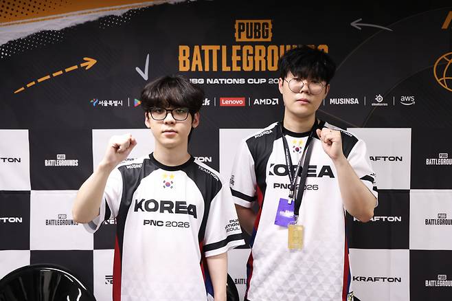 PNC 2026에 출전한 한국 대표팀 ‘규민’ 심규민(왼쪽)과 김성민 감독이 파이팅 포즈를 취하고 있다. 사진 | 크래프톤