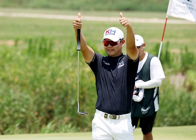 정한밀이 28일 군산CC에서 열린 제17회 KPGA 군산CC 오픈 최종라운드에서 버디를 기록한 뒤 ‘좋다’ 세리머니를 하고 있다. 사진 | KPGA