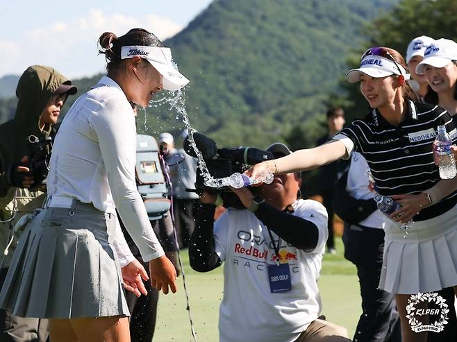 김민솔이 28일 열린 KLPGA 투어 맥콜·모나 용평 오픈 최종 3라운드에서 우승한 후 동료들로부터 축하 물세레를 받고 있다. 사진 | KLPGA