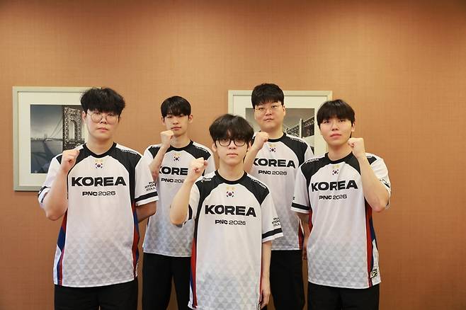 PNC 2026에 나서는 한국 대표팀. 왼쪽부터 ‘플리케’ 김성민 감독, ‘헤더’ 차지훈, ‘규민’ 심규민, ‘성장’ 성장환, ‘헤븐’ 김태성. 사진 | 크래프톤