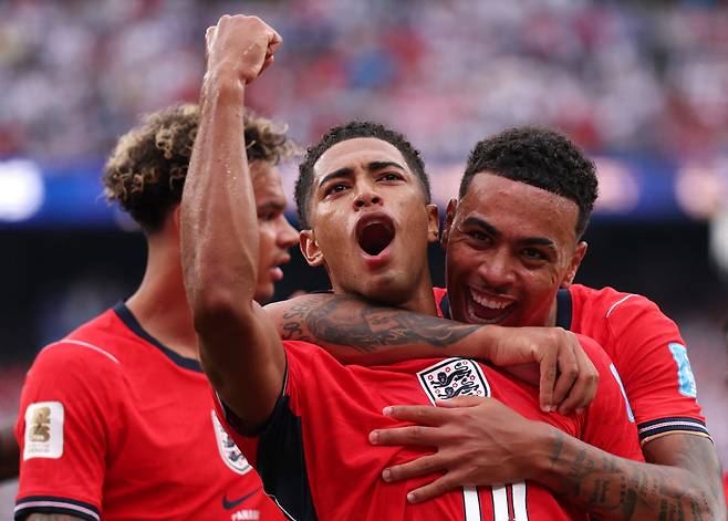 EAST RUTHERFORD, NEW JERSEY - JUNE 27: Jude Bellingham #10 of England celebrates with teammates after scoring the team's first goal during the FIFA World Cup 2026 Group L match between Panama and England at New York New Jersey Stadium on June 27, 2026 in East Rutherford, New Jersey.   Mattia Ozbot/Getty Images/AFP (Photo by Mattia Ozbot / GETTY IMAGES NORTH AMERICA / Getty Images via AFP)

<저작권자(c) 연합뉴스, 무단 전재-재배포, AI 학습 및 활용 금지>