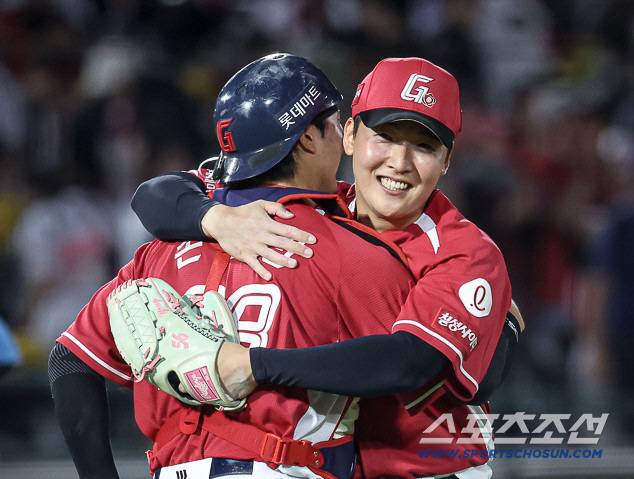 3연투를 자청한 롯데 마무리 최준용이 승리를 지킨 뒤 포수 손성빈과 기쁨의 포옹을 하고 있다. 사진제공=롯데 자이언츠