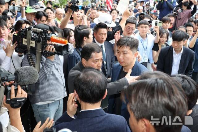 지난 6월 15일 유승민 대한체육회장이 서로 다른 사안으로 하루에 두 차례나 뉴스의 중심에 섰다. 사진은 6월 16일 서울 송파구 올림픽공원 핸드볼경기장 일대 ‘개표소 봉쇄 시위’가 이어지는 가운데 유승민 대한체육회 회장이 핸드볼경기장 진입을 시도하다 한 집회 참가자에게 저지당하는 모습. / 뉴시스
