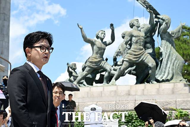 한동훈 무소속 의원이 28일 장동혁 국민의힘 대표가 자신의 사퇴를 요구하는 것은 해당행위라고 일축하며 친한계·소장파 등 일부 당내 의원의 실명을 거론하며 징계를 예고한 데에 대해 "홍명보 감독이나 정몽규 회장이 사퇴 거부하는 것과 똑같다. 통할 만한 일이 아니다"고 일축했다. 사진은 한 의원이 지난 5일 오후 서울 여의도 국회로 등원하며 발언을 하고 있는 모습. /남용희 기자