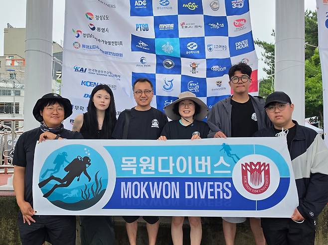 경남 통영시에서 열린 세계 최대 규모 수중정화활동 캠페인 '다이브 아워(Dive Hour) 2026 : 통영 300'에 참가한 목원대학교 스쿠버다이빙 동호회 '목원다이버스'의 모습. 목원대 제공