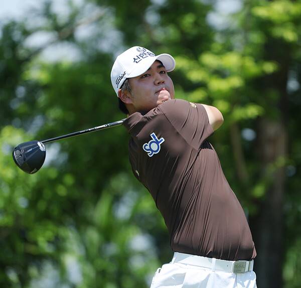 김홍택 프로 등과 2026년 한국프로골프(KPGA) 투어 'KPGA 군산CC 오픈' 우승에 도전하는 장유빈 프로가 3라운드에서 경기하는 모습이다. 사진제공=KPGA (사진을 무단으로 사용하지 마십시오.)