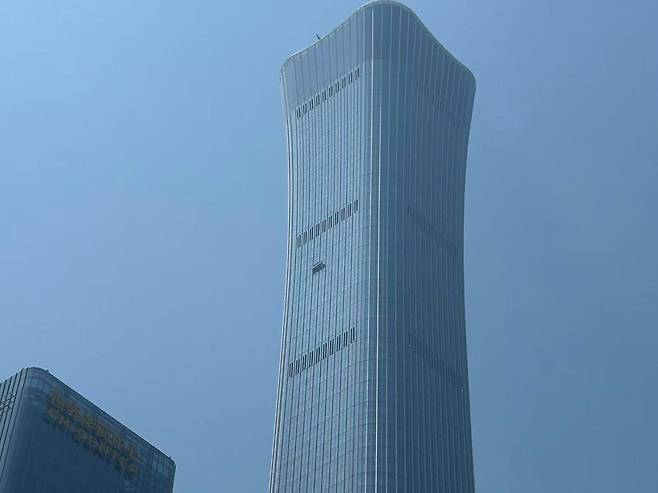 28일 중국 베이징 중심업무지구(CBD)의 초고층 빌딩 시틱타워 외벽에 이틀 전 경비행기 충돌로 생긴 흔적이 남아 있다. 연합뉴스