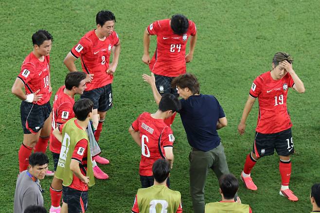 <yonhap photo-7820=""> 어두운 표정의 한국팀 (몬테레이=연합뉴스) 류영석 기자 = 24일(현지시간) 멕시코 몬테레이 스타디움에서 열린 2026 북중미 월드컵 A조 3차전 한국과 남아프리카공화국의 경기. 홍명보 감독이 후반 하이드레이션 타임 때 전술을 지시하고 있다. 2026.6.25 ondol@yna.co.kr/2026-06-25 11:46:25/</yonhap>