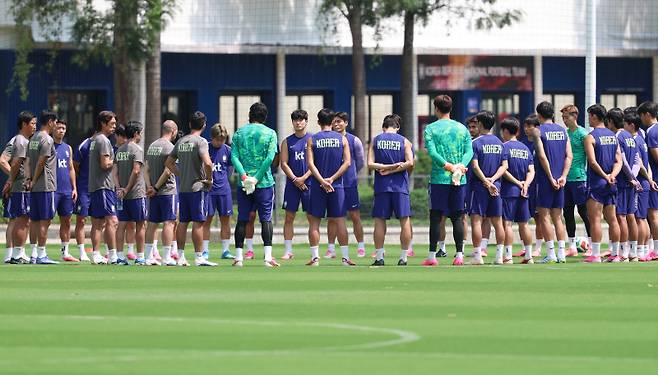 <yonhap photo-0300=""> 무거운 분위기의 한국 대표팀 (사포판[멕시코 할리스코주]=연합뉴스) 신준희 기자 = 2026 북중미 월드컵에 출전한 한국 축구 국가대표팀 선수들이 27일(현지시간) 오전 멕시코 과달라하라 인근 사포판의 치바스 바예 베르데에서 훈련 전 홍명보 감독의 지시를 듣고 있다. 2026.6.28 hama@yna.co.kr/2026-06-28 03:59:12/&nbsp;</yonhap>