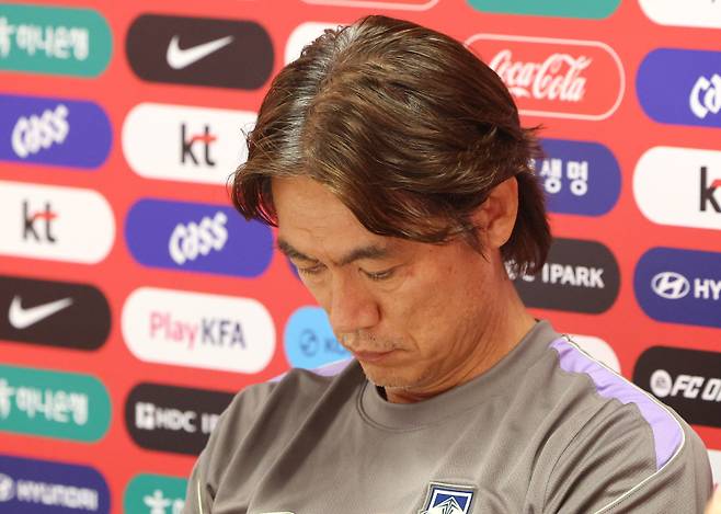 <yonhap photo-3638=""> 기자 질문 듣는 홍명보 감독 (사진=연합뉴스)</yonhap>