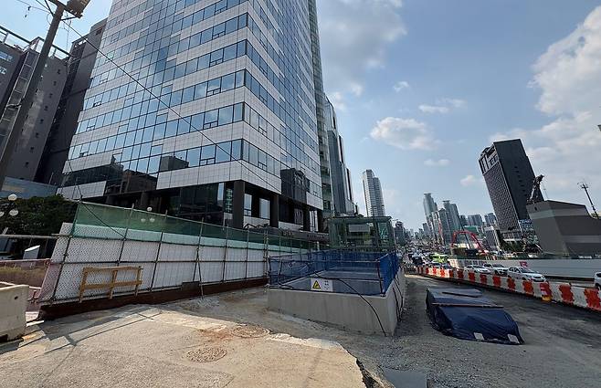 23일 수도권광역급행철도(GTX)-A 노선 공사가 진행 중인 서울 강남구 삼성역 3번 출구 앞. 김예정 기자