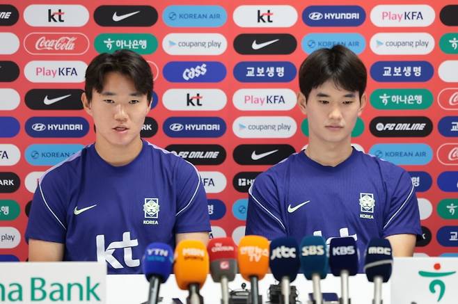 축구 대표팀 양현준(왼쪽)과 김진규가 27(현지시간) 멕시코 과달라하라 베이스캠프에서 취재진과 인터뷰하고 있다./사진=뉴스1