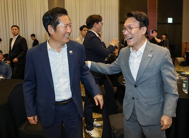 김민석 국무총리와 더불어민주당 정청래 전 대표가 28일 경기도 광주시 곤지암리조트에서 열린 민주당 청년 당선인 워크숍에 참석해 대화하고 있다. 연합뉴스