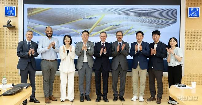 25일(현지시간) 스페인 마드리드 바라하스 국제공항 제4터미널에서 한국공항공사 임직원들과 스페인 공항운영 그룹(AENA) 임직원들이 기념촬영을 하고 있다. 마드리드=공항사진기자단