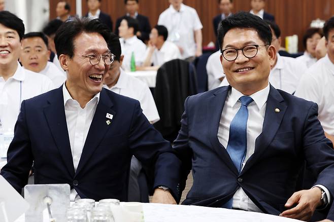 더불어민주당 유역 차기 당권주자인 김민석 국무총리와 송영길 민주당 의원이 16일 더불어민주당 전남광주통합특별시의원 당선인 워크숍에서 인사를 나누고 있다. [사진출처=연합뉴스]