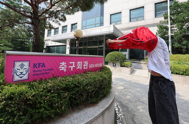 홍명보 감독이 이끌고 있는 한국축구대표팀이 2026 국제축구연맹(FIFA) 북중미 월드컵 조별리그 32강 토너먼트에 떨어지자 28일 서울 종로구 축구회관 앞에서 한 축구팬 틱톡커가 한국 국가대표팀 유니폼을 벗어던지고 있다/사진=뉴시스