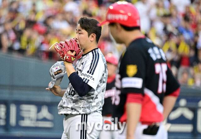 2026년 6월 27일 오후 서울 잠실구장에서 열린 '2026 신한 SOL KBO리그' KIA 타이거즈와 두산 베어스 경기. 두산 김정우가 8회초 1사 3루서 KIA 한준수에게 몸에 맞는 공을 던진 뒤 당황하고 있다./유진형 기자
