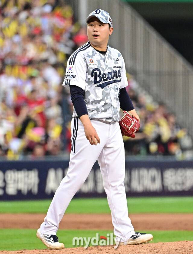 2026년 6월 27일 오후 서울 잠실구장에서 열린 '2026 신한 SOL KBO리그' KIA 타이거즈와 두산 베어스 경기. 두산 김정우가 8회초 2사 1.3루서 KIA 김호령에게 1타점 동점타를 맞고 허탈해하고 있다./유진형 기자