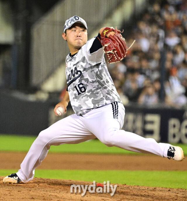 2026년 6월 2일 오후 서울 잠실구장에서 열린 '2026 신한 SOL KBO리그' 한화 이글스와 두산 베어스의 경기. 두산 김정우가 8회초 역투하고 있다./유진형 기자
