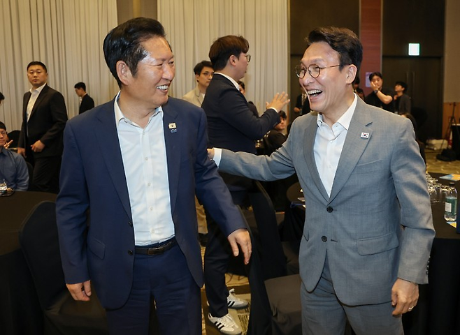 김민석 국무총리와 더불어민주당 정청래 전 대표가 28일 경기도 광주시 곤지암리조트에서 열린 민주당 청년 당선인 워크숍에 참석, 대화하고 있다. [연합]