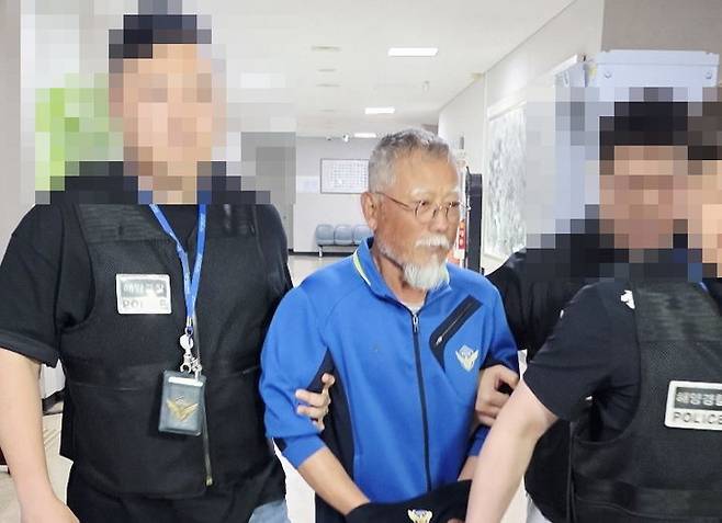 [태안=뉴시스] 지난달 28일 출입국관리법 위반 혐의를 받는 중국 반체제인사 둥광핑이 영장 실질 심사를 받기 위해 서산지방법원 법정에 들어가고 있다. (사진=태안신문 제공) 2026.06.28. photo@newsis.com   *재판매 및 DB 금지