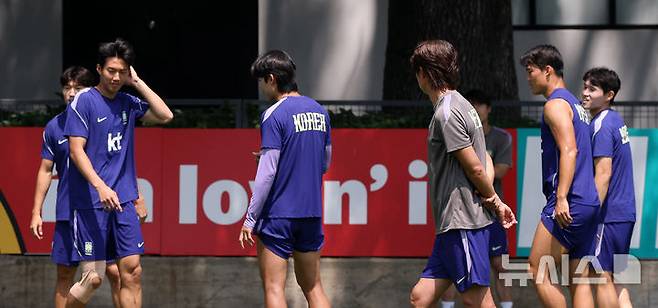 [사포판(멕시코)=뉴시스] 전신 기자 = 축구 국가대표팀 홍명보 감독이 27일(현지 시간) 멕시코 과달라하라 인근 사포판에 위치한 치바스 바예 베르데에서 선수들의 훈련을 지켜보고 있다. 2026.06.28. photo1006@newsis.com