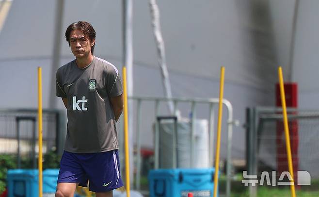 [사포판(멕시코)=뉴시스] 김명년 기자 = 홍명보 축구 국가대표팀 감독이 27일(현지 시간) 멕시코 과달라하라 인근 사포판에 위치한 베이스캠프 훈련장 치바스 바예 베르데에서 훈련하는 선수들을 지켜보고 있다. 2026.06.28. kmn@newsis.com