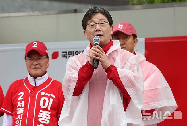 [서울=뉴시스] 이영환 기자 = 유승민 전 의원이 지난달 21일 오전 서울 강북구 삼양사거리에서 진행된 오세훈 국민의힘 서울시장 후보 선거 유세에서 지지발언을 하고 있다. 2026.05.21. 20hwan@newsis.com