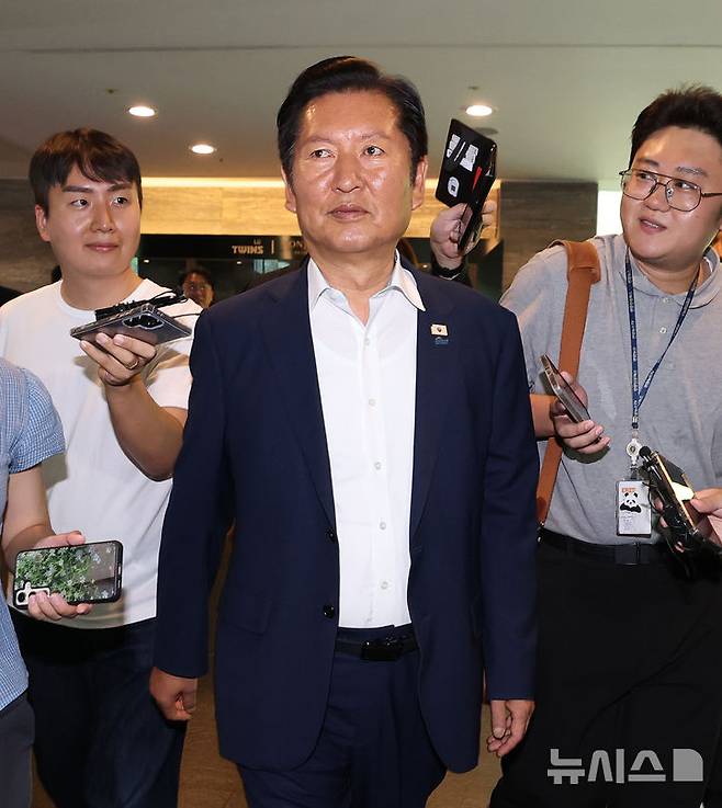 [경기광주=뉴시스] 정병혁 기자 = 정청래 전 더불어민주당 대표가 28일 경기 광주시 곤지암리조트에서 열린 더불어민주당 6.3 지방선거 청년 당선자 워크숍에 참석하고 있다. (공동취재) 2026.06.28. photo@newsis.com