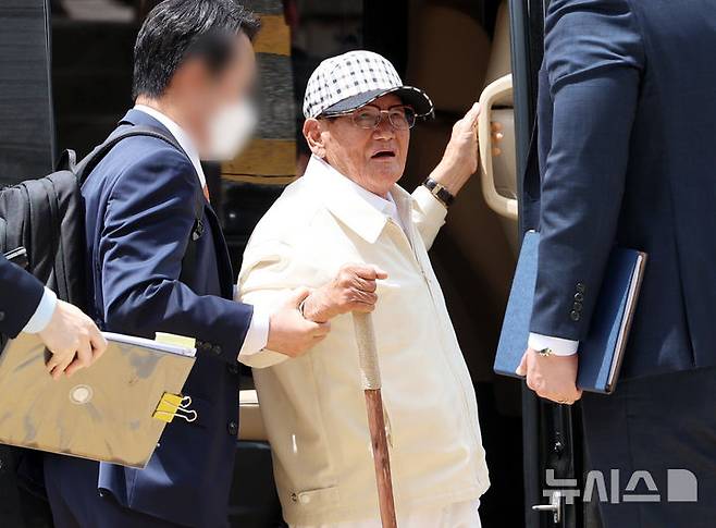 [서울=뉴시스] 이영환 기자 = 신천지 '정점' 이만희 총회장이 구속의 적법성을 다시 판단해달라고 요청했으나 법원이 이를 받아들이지 않았다. 사진은 이 총회장. 2026.06.28. 20hwan@newsis.com